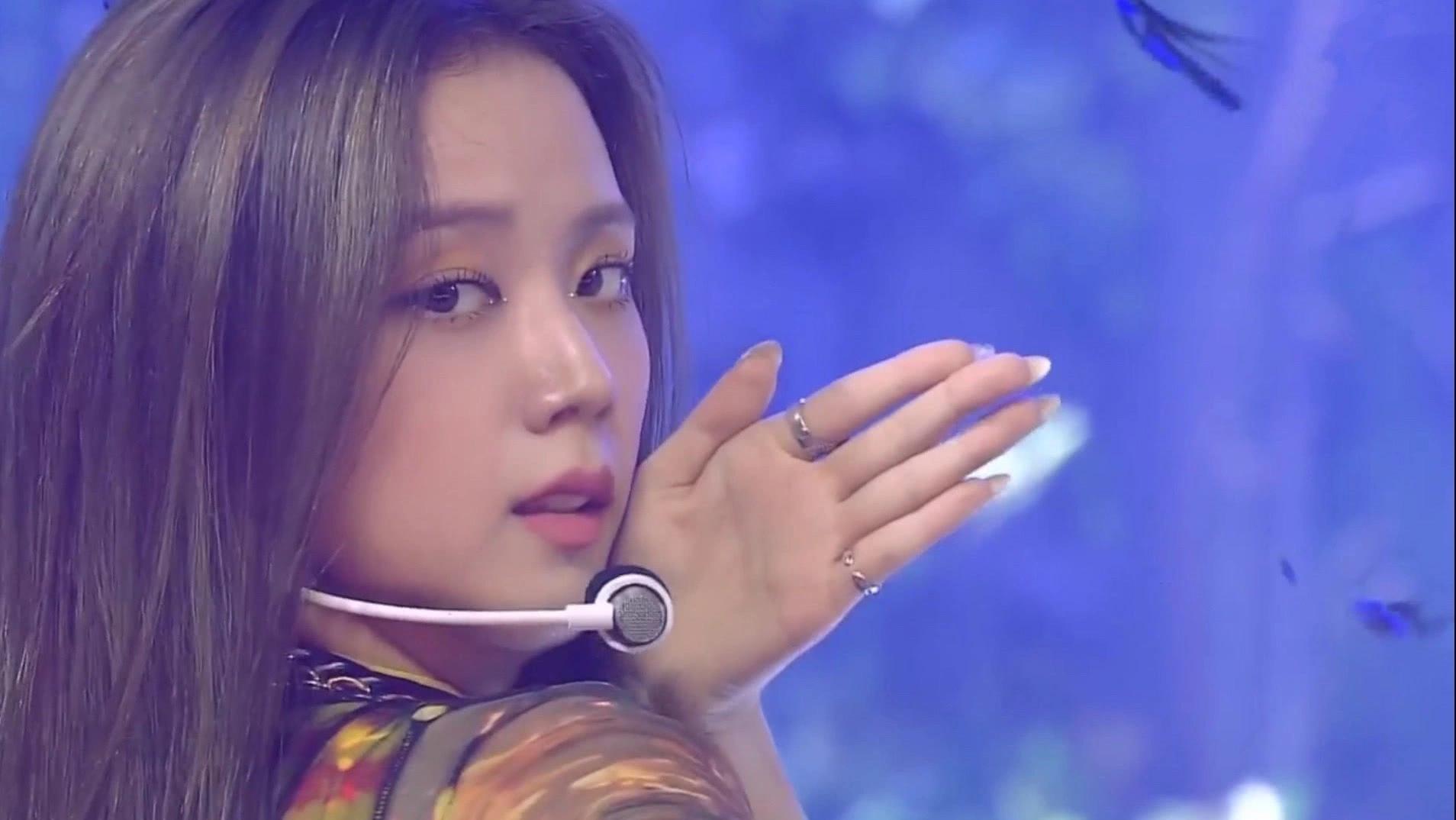 粉墨新旧歌再创纪录lisa打歌舞台绝jennie脚伤跳唱粉丝心疼