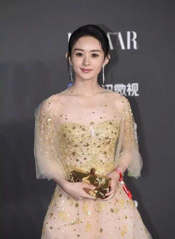 赵丽颖生娃后风格大逆转,镂空装上阵暴露胸部干瘪缩水无肉感