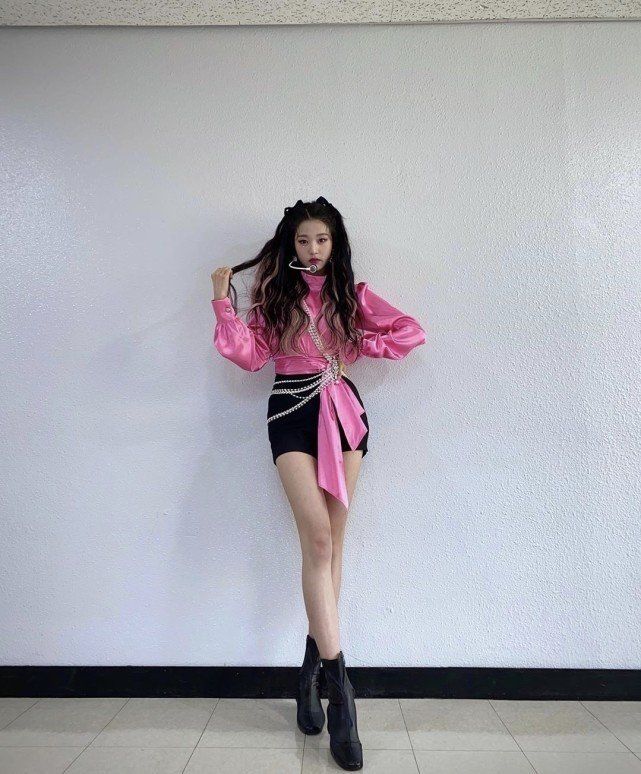 张元英17岁就拥有偶像都羡慕的长腿,网友:修图都不敢修成这样