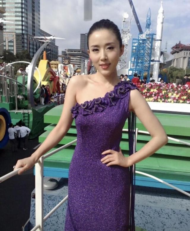 42岁的颜丹晨穿衣真胆大穿拼接色连衣裙出席活动洋气减龄