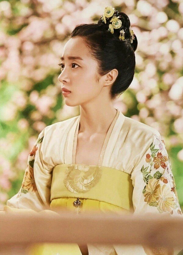 当清纯动人的胡冰卿化上浓妆也可以这样美艳性感让人想不到