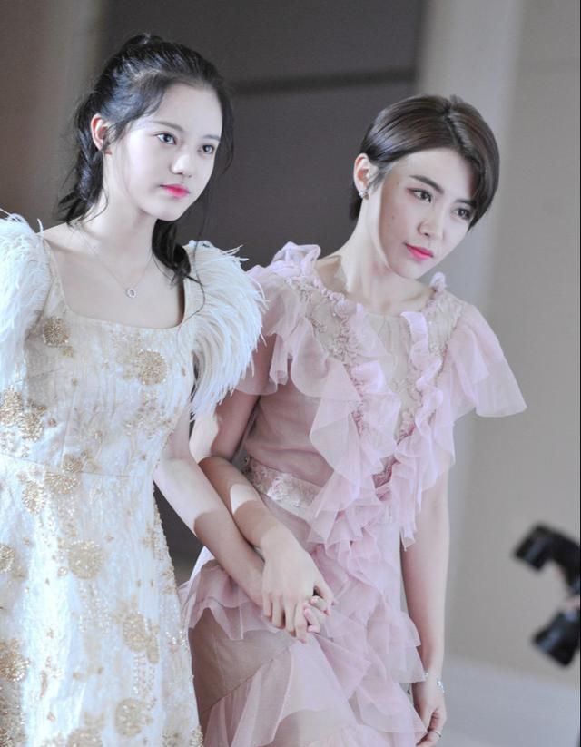 徐艺洋用懒人试衣大法试穿礼服看着像个憨憨