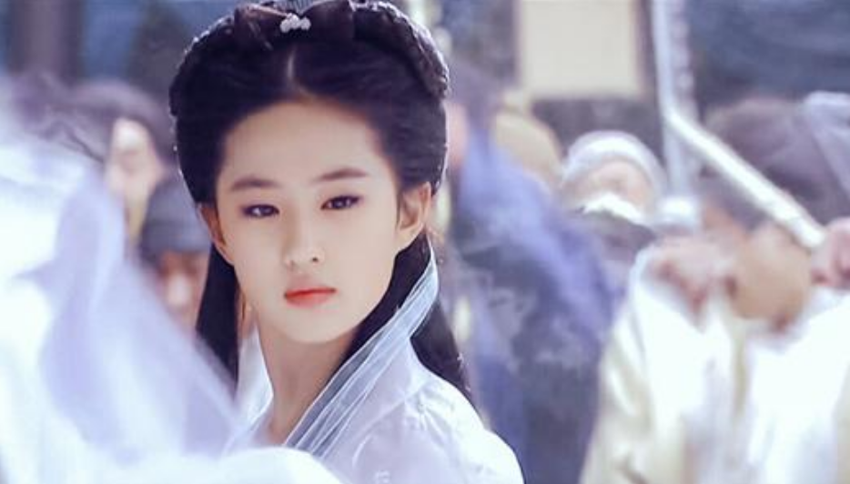 杨颖挑战刘亦菲经典古装造型,谁更适合演小龙女,答案一目了然