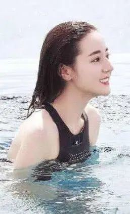 关晓彤泳装照闪闪发光看到正脸美呆了