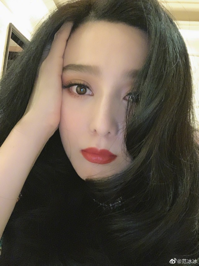 范冰冰烈焰红唇尽显女王范脸颊凹陷黑眼圈严重引人心疼