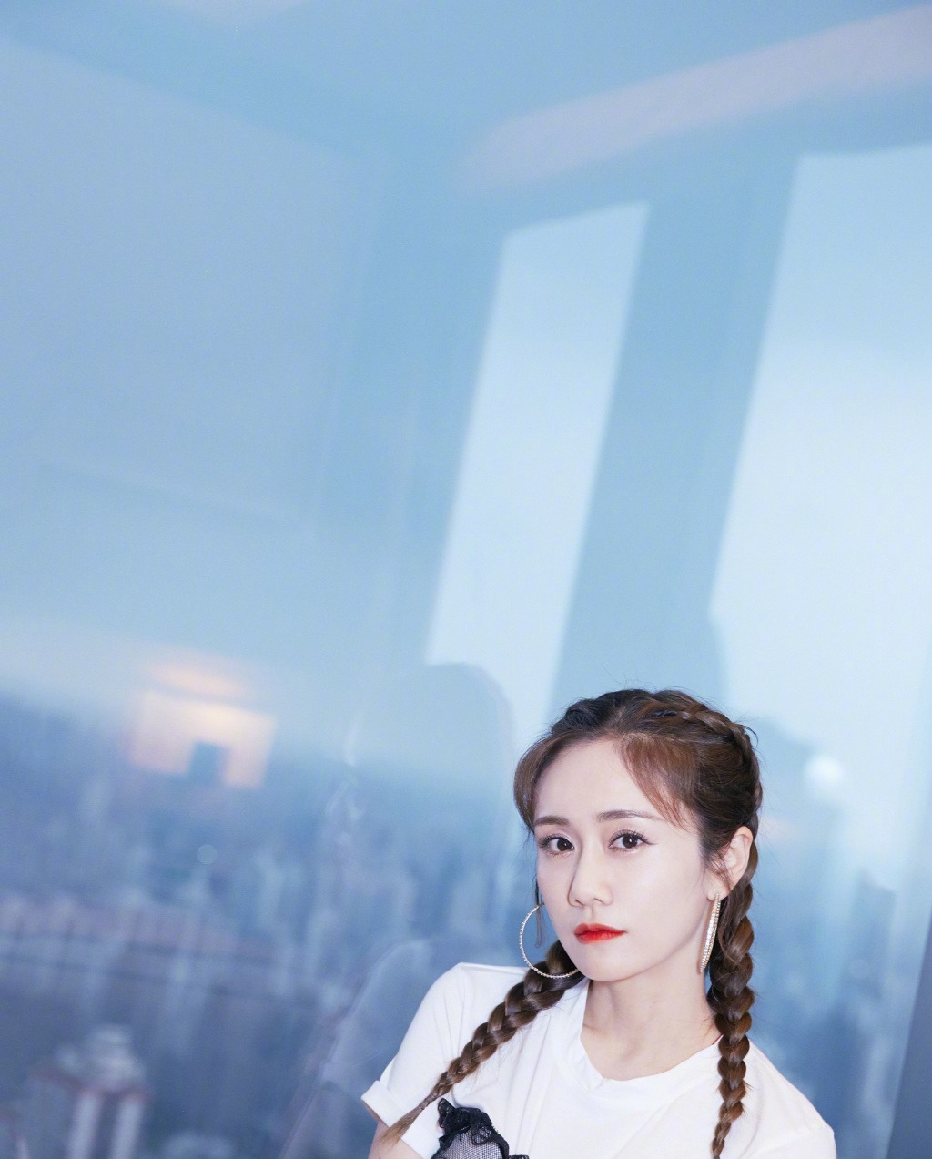 想不看刘芸都难,黑色透视抹胸直接外穿,配红唇麻花辫俏皮又性感