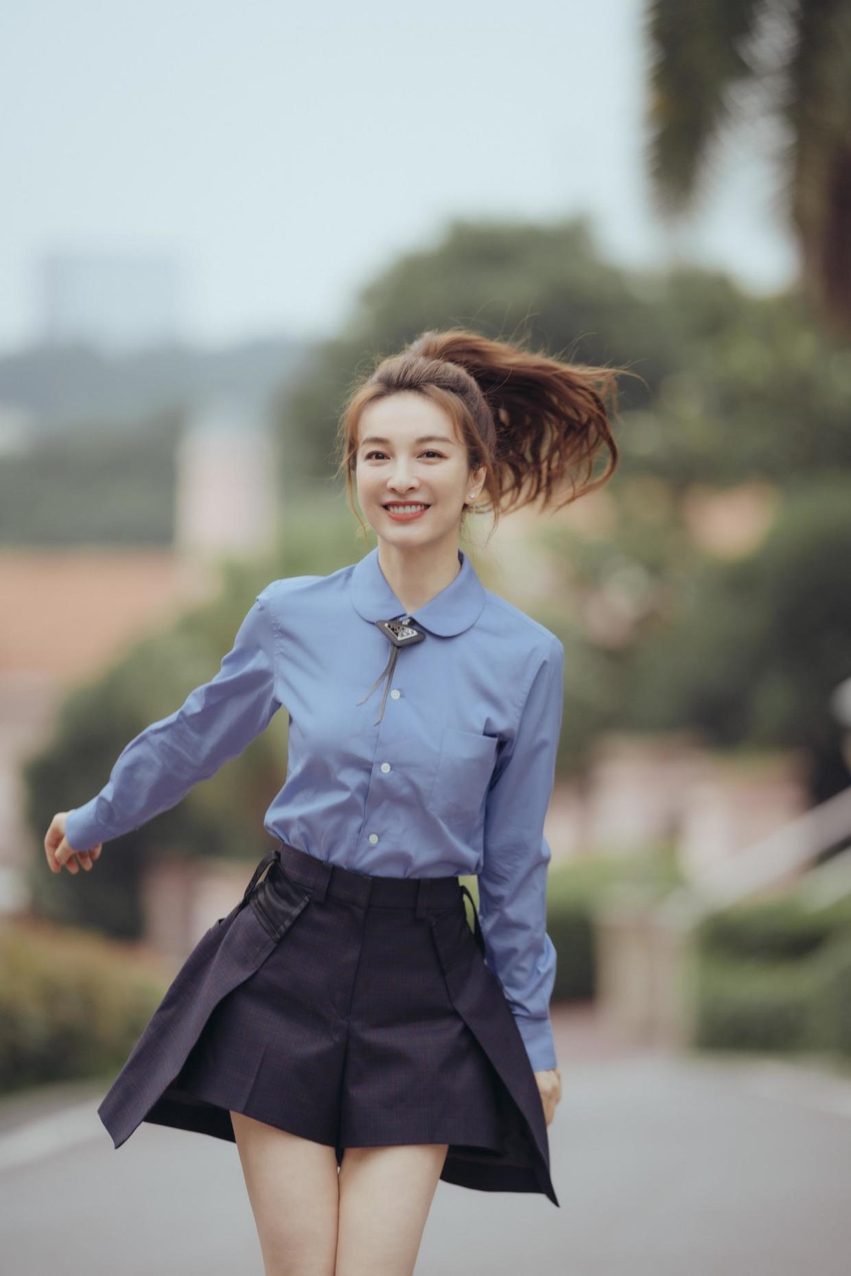 吴昕扎高马尾也那么好看蓝色衬衫搭短裤显年轻少女感扑面而来
