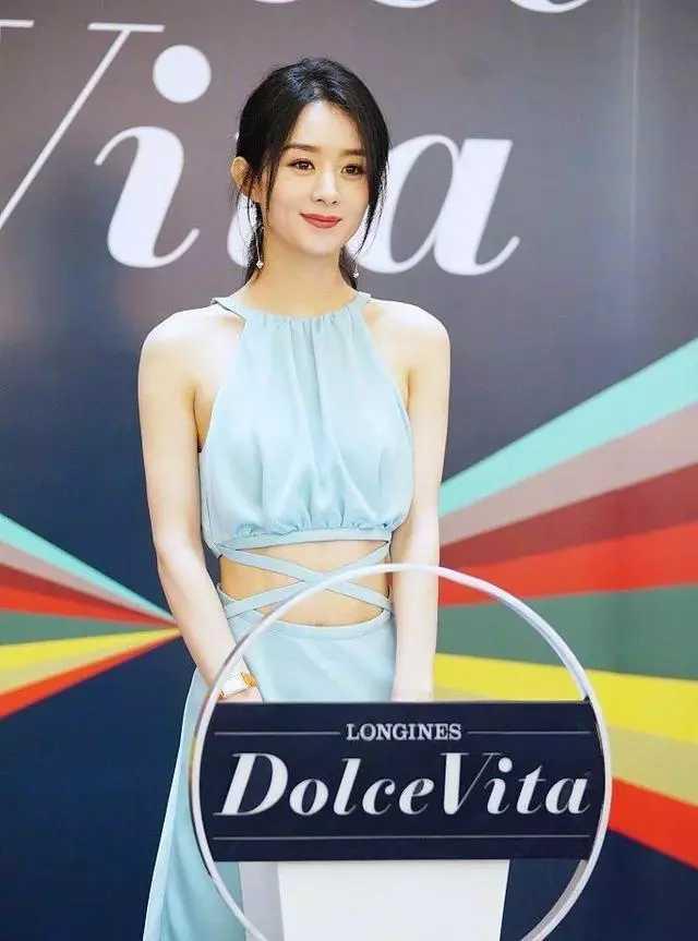 赵丽颖生娃后风格大逆转,镂空装上阵暴露胸部干瘪缩水无肉感