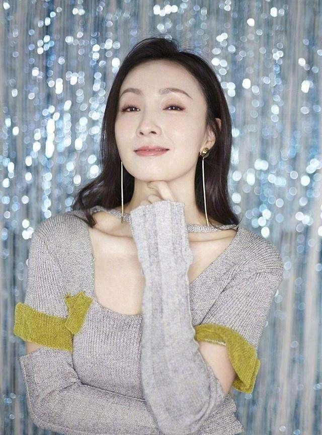 陶虹太美了!穿v领星光礼服气场全开,大红唇散发成熟女性韵味