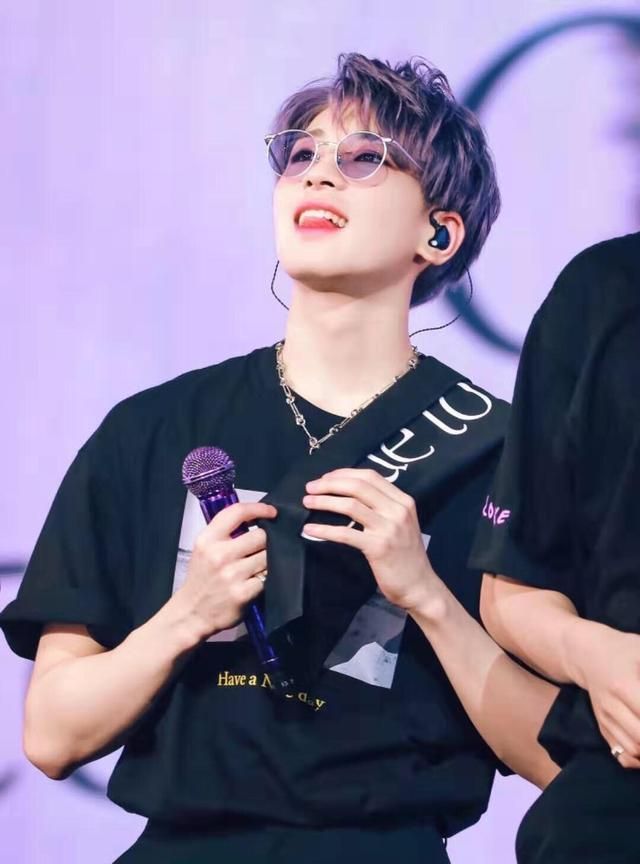 seventeen成员全圆佑,典型韩系颜加完美身材,男友风