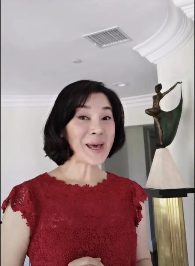 歌手陈红变整容脸,嘟嘟唇眯缝眼脸肿认不出,曾瘫痪如今跳女团舞