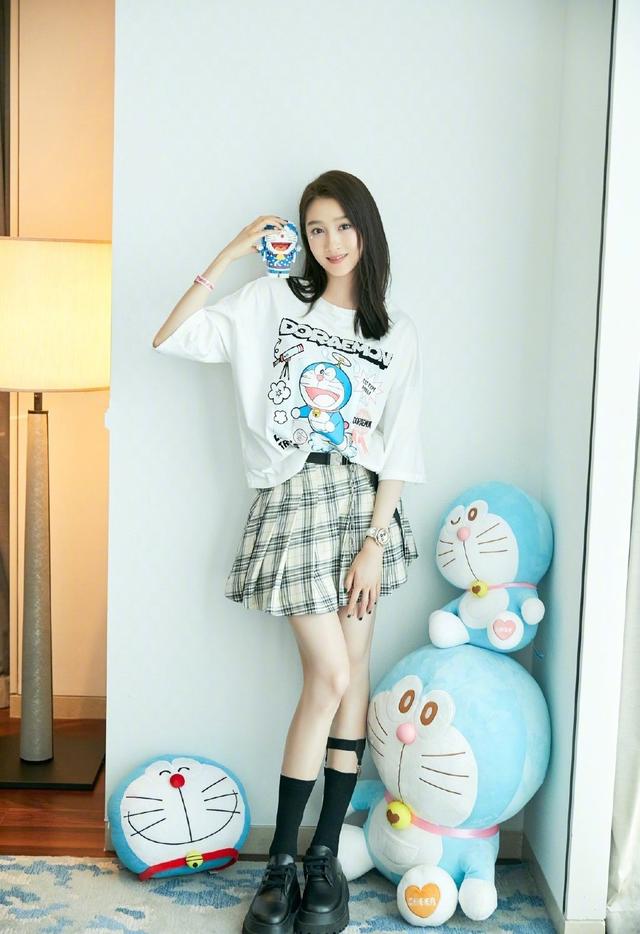 关晓彤少女感爆棚卡通t恤配高腰牛仔短裙俏皮活泼鹿晗赚到了