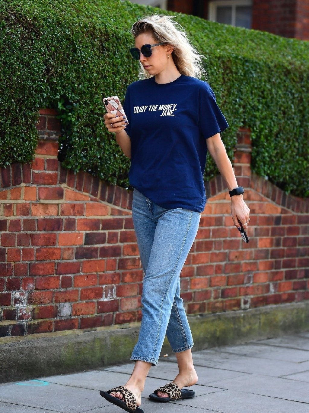 32岁"白寡妇"凡妮莎·柯比出街照!漂亮又能打,170cm身材抢眼