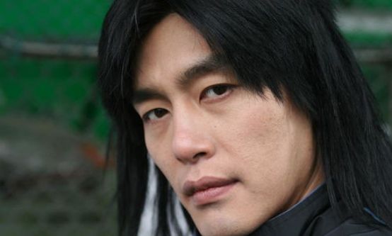 他是表情包三大巨头之一的"金馆长",他不笑的时候原来这么帅?