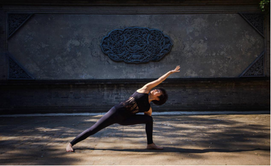 一头短发干练优雅,瑜伽老师雨桐,教你解锁灵活髋部瑜伽动作