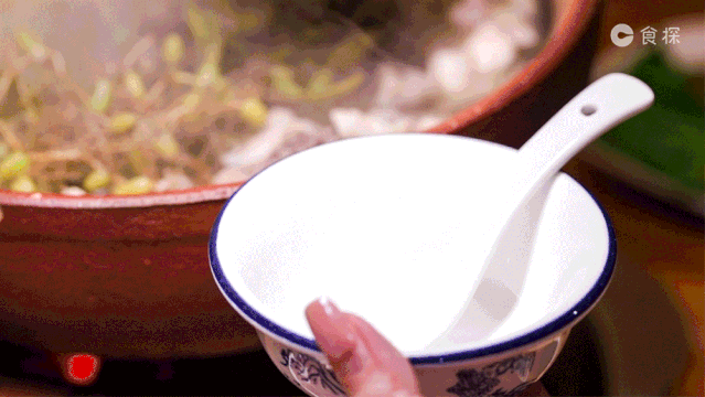 来这吃鸡煲的人,平均每人5碗汤!