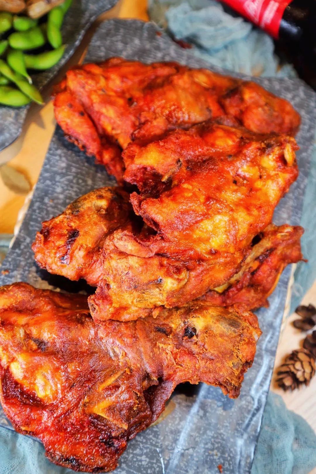 每一块鸡骨架都比手机还要大,真的是超大size!