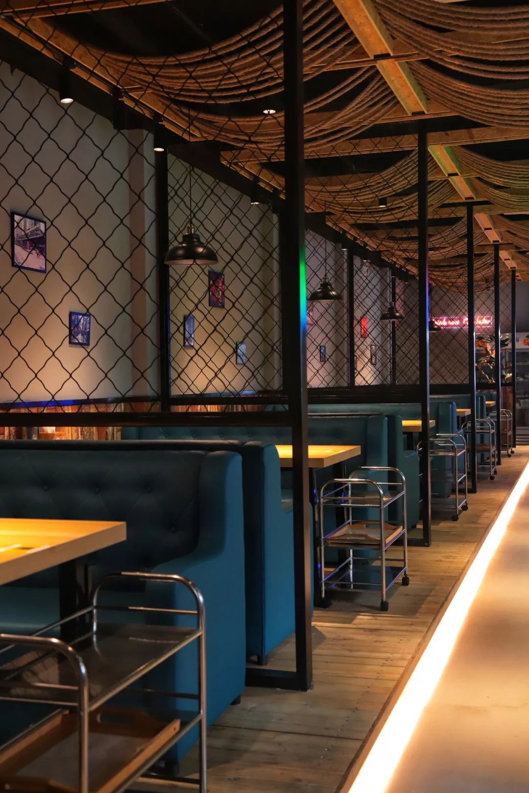 滨江道这家复古风烧烤店,小龙虾 羊肉串 牛肉串 望京小腰 铁板鲫鱼.