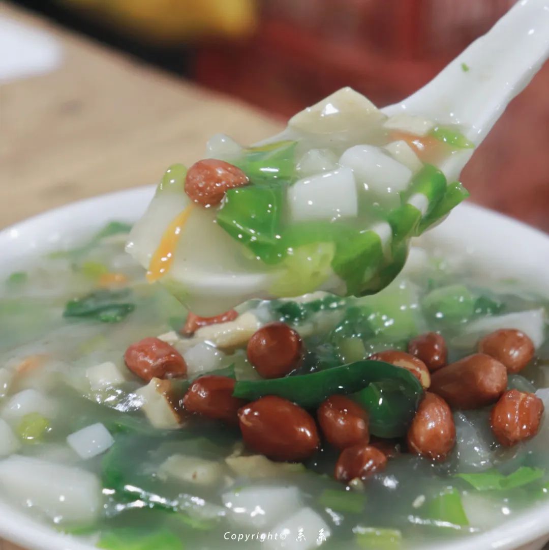 糊拉沸是用番薯粉粉调成的咸羹,主料有冬笋,荸荠,年糕丁,花生米,菠菜