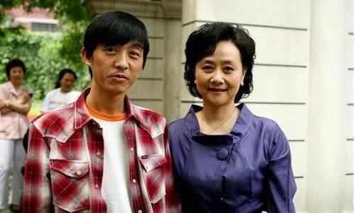 如今黄梅莹已有69岁,依旧美丽动人,和丈夫儿子过着低调的生活,我们就