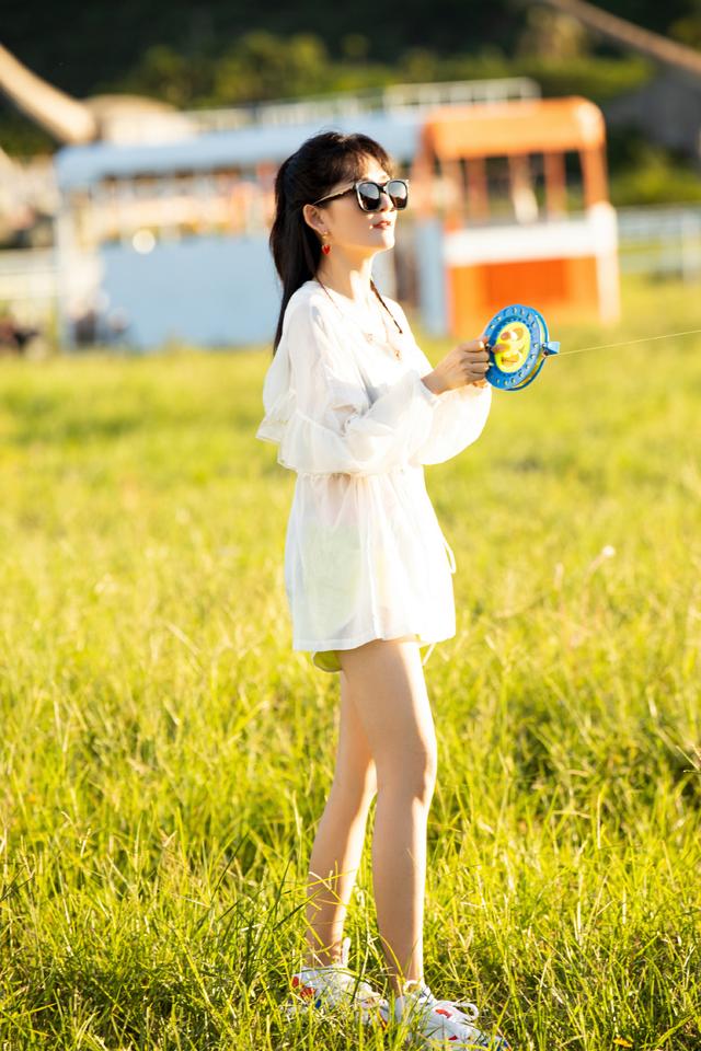 谁说谢娜39了?穿防晒衫配绿色短裤,秀"少女腿"美回18岁