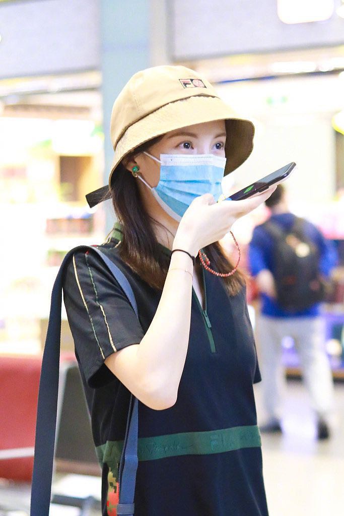 金晨现身机场,运动风连身裙搭配渔夫帽,率性自然