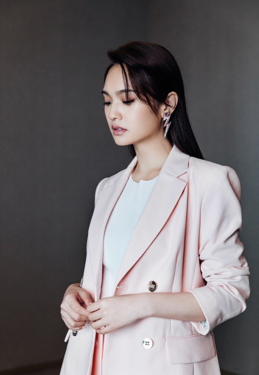 杨丞琳不走少女风也很美,穿黑色衬衫配不规则西装,霸气女强人范