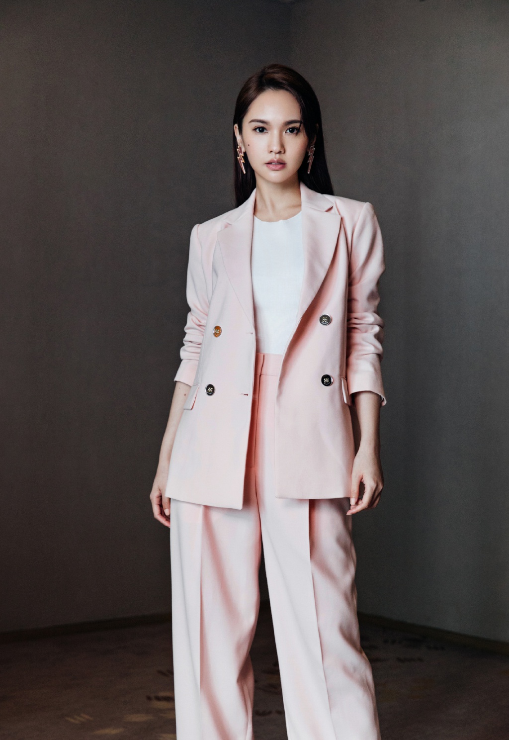 杨丞琳不走少女风也很美,穿黑色衬衫配不规则西装,霸气女强人范