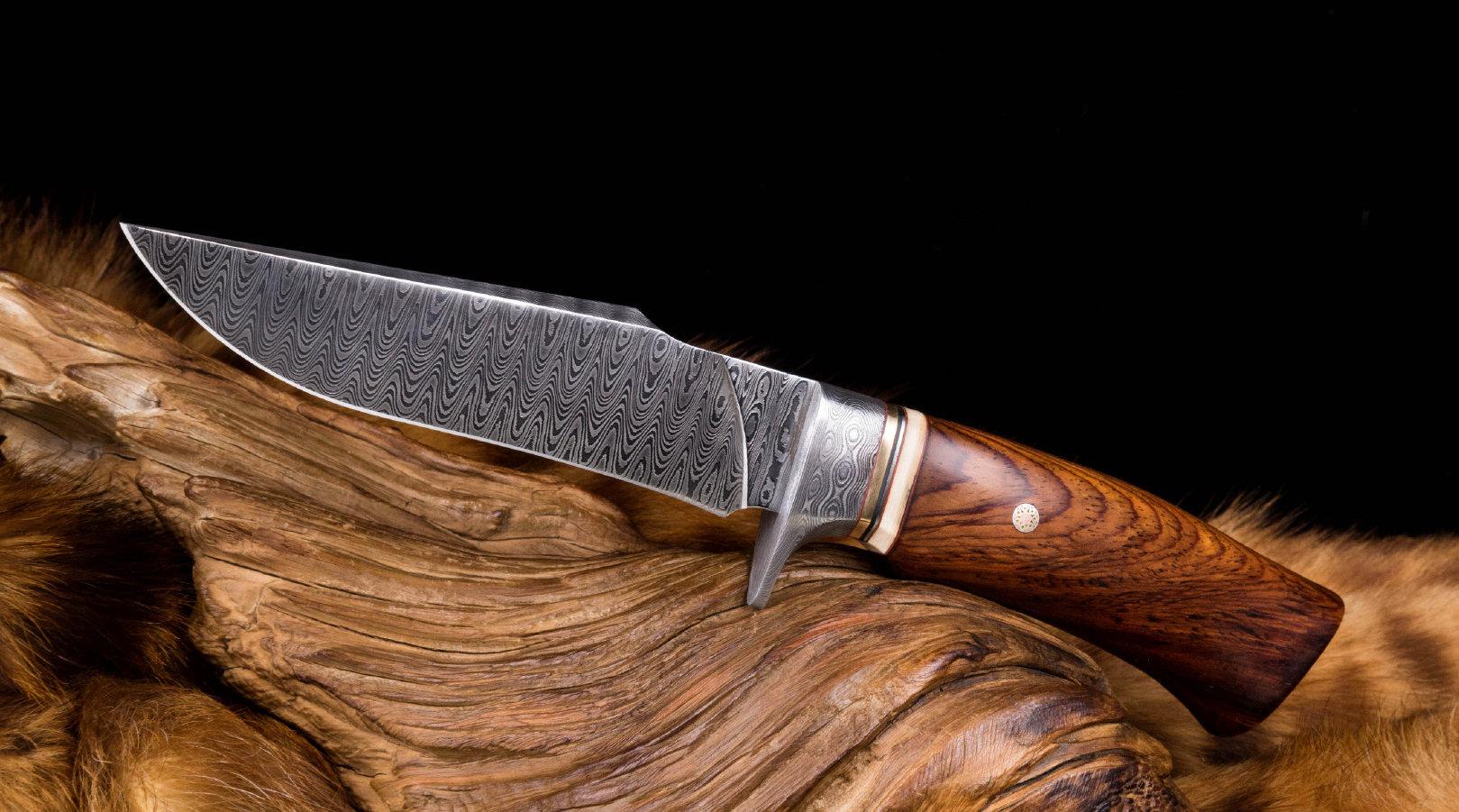 鲨鱼鳍造型反刃,简洁有力,粗犷而不失优雅.这样的博伊刀