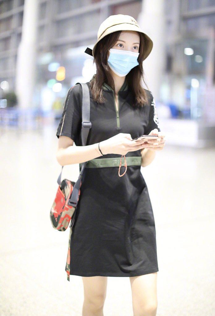 金晨现身机场,运动风连身裙搭配渔夫帽,率性自然