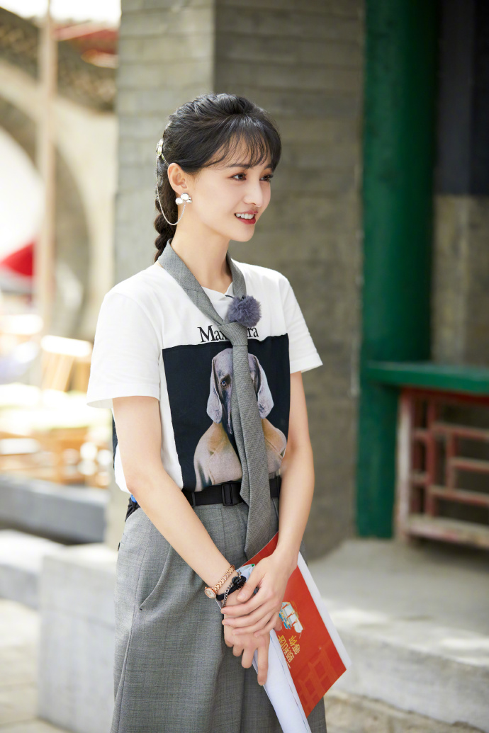 郑爽扎"麻花辫"少女感开挂,分手后瘦出新高,短裤穿得松松垮垮