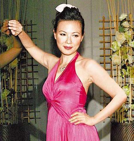 丈夫是大明星,所以即使在家里时的张葳葳葳也难免不了听到吴宗宪在外