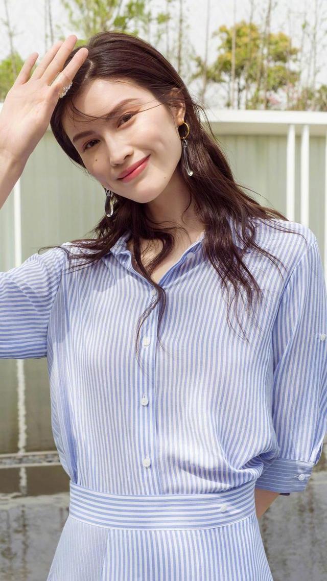 超模何穗现身机场,针织毛衣搭配袜靴简约时尚,白色斜肩包成亮点