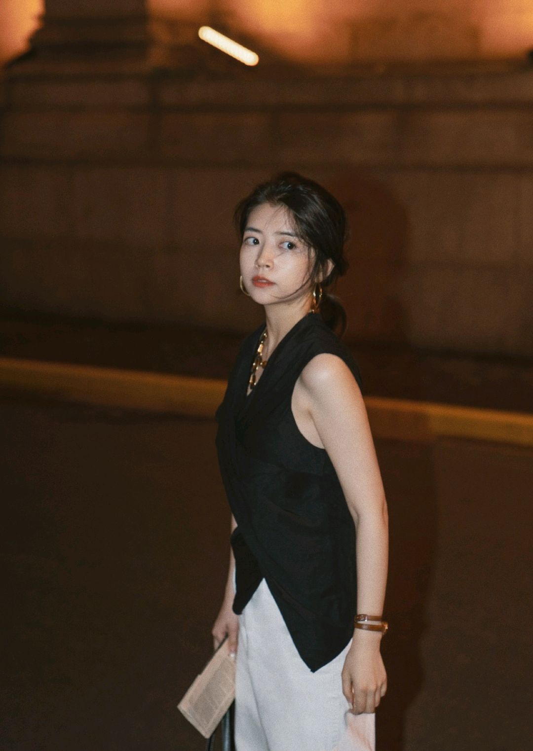 三木时尚博主的私服穿搭,黑色上衣搭配白色休闲裤,简约高级