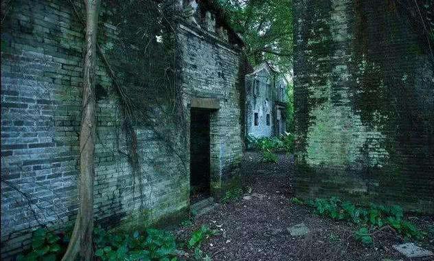 广东荒凉无人村环境阴森恐怖6点前游客必须离开