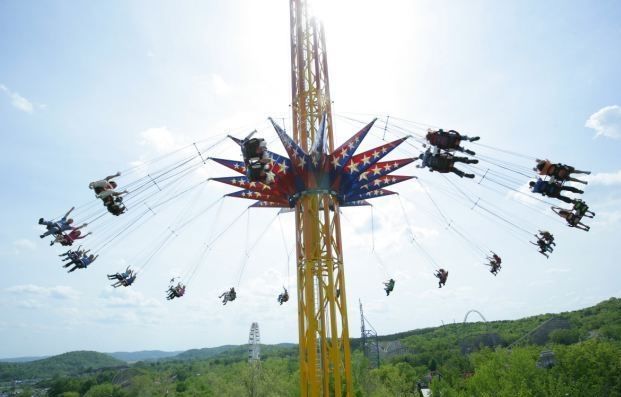 世界上最高的旋转秋千差不多有40层楼的高度十分的刺激