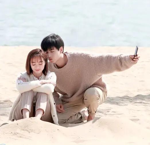 不理跟张铭恩绯闻,胡冰卿胡天一沙滩美照流出,粉丝好想谈恋爱!|沈月|