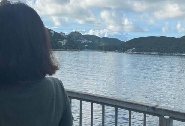 霍启刚拍郭晶晶背影,甜蜜强调这是老公视角,送娃上学后牵手散步