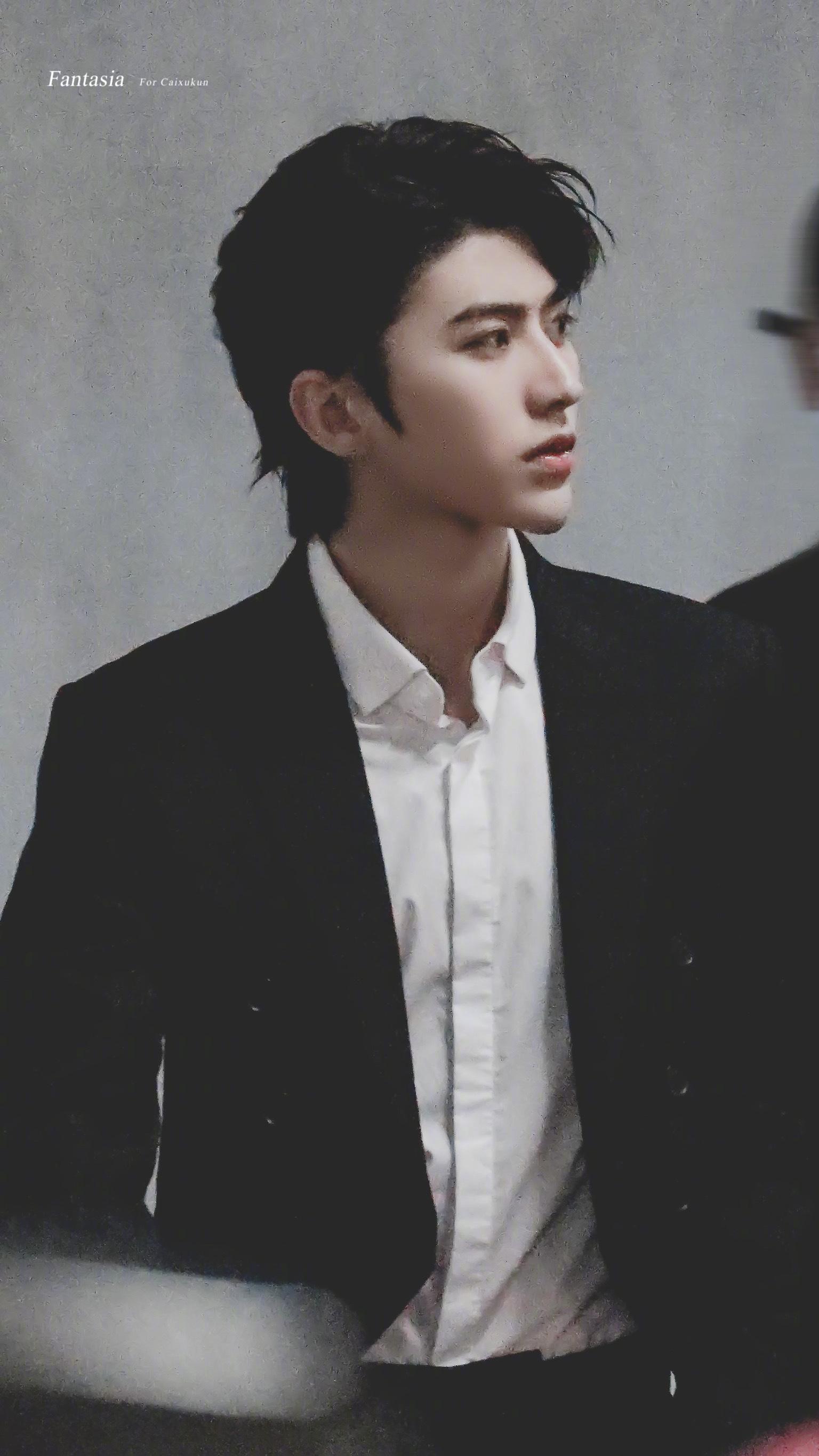 蔡徐坤西装造型小合集.不同风格的衣服穿出不同的气质和魅力