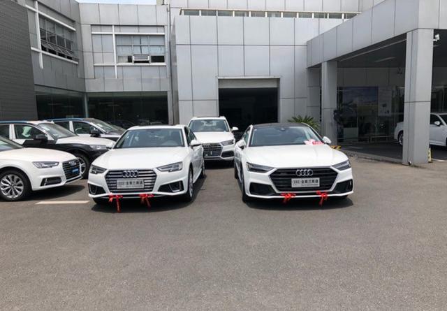 0t奥迪a7,朋友买的a4l,两人约好"捡漏"库存车