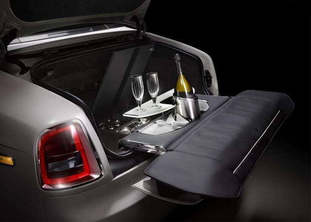 劳斯莱斯后备箱里都放啥?车主打开后备箱,原来有钱人也一样