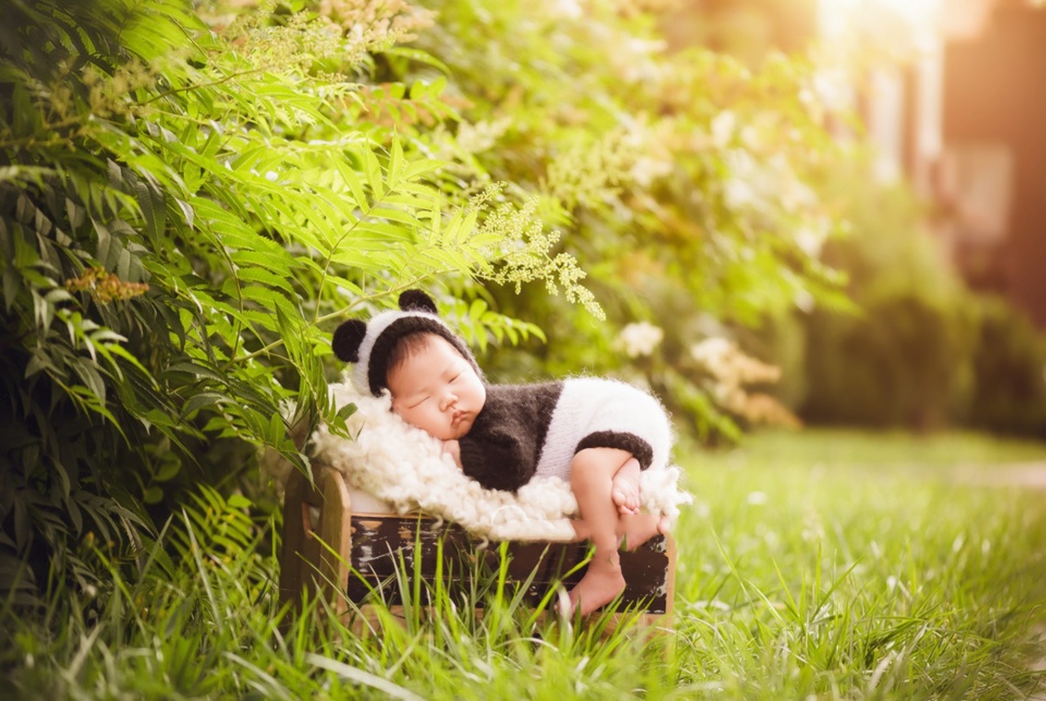 拍满月照摄影师把宝宝裹成"一颗茧"?知道原因后,你还会默许吗