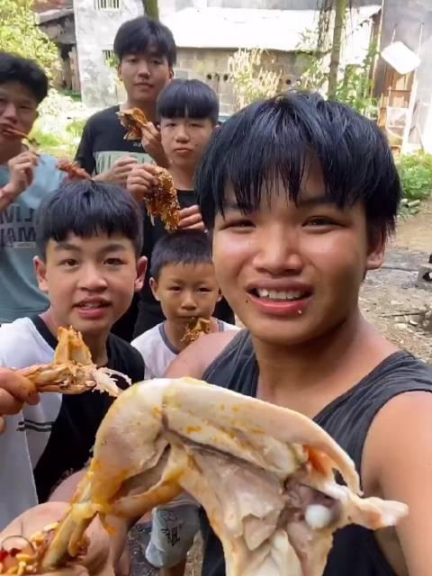 姐为了糯米鸡开始了与摄像头的"殊死搏斗" 00:49 ks主播id农村扛把子