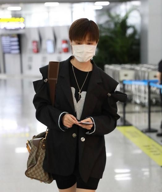 被李宇春素颜惊艳了穿西装配骑行裤个性又时髦