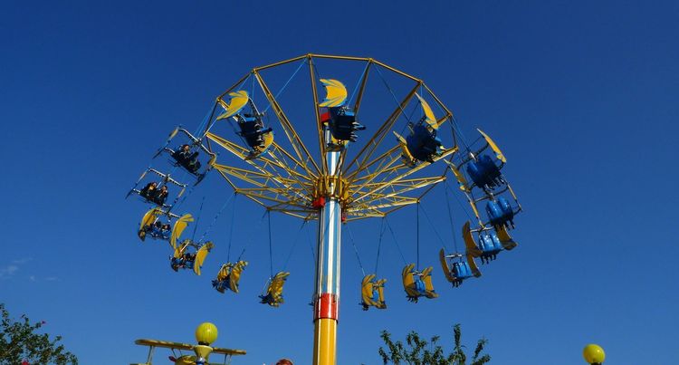 世界上最高的旋转秋千差不多有40层楼的高度十分的刺激