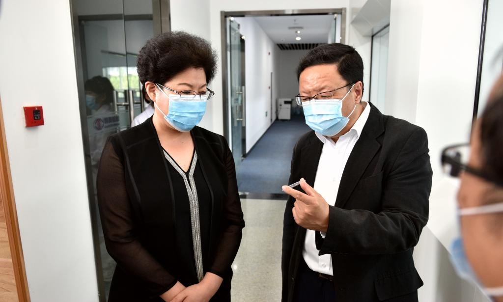 在博奥检验所,和林格尔新区党工委副书记,管委会主任罗青向我校党委