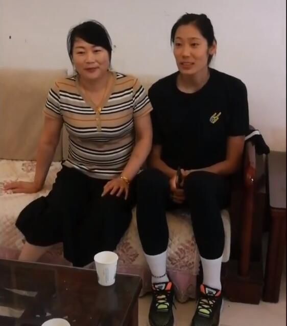 女排朱婷回老家串门曝光合影甜美如邻家女孩住360万豪宅
