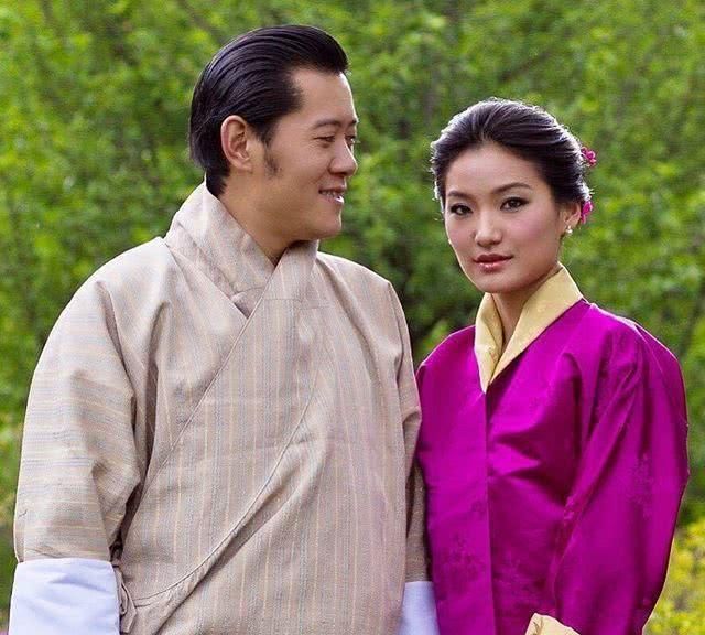 17岁旺楚克爱上7岁佩玛,两人定情照曝光,这么清纯难怪一见钟情