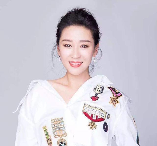 饰演穆桂英爆红的苗圃嫁大19岁富豪后还拿下了飞机驾照