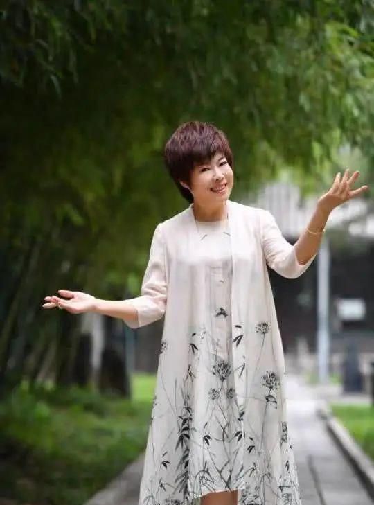 于丹穿复古长裙知性优雅,短发成加分项